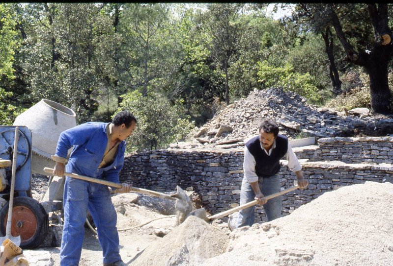 Amazigh stonemasons building the Full Moon Theatre