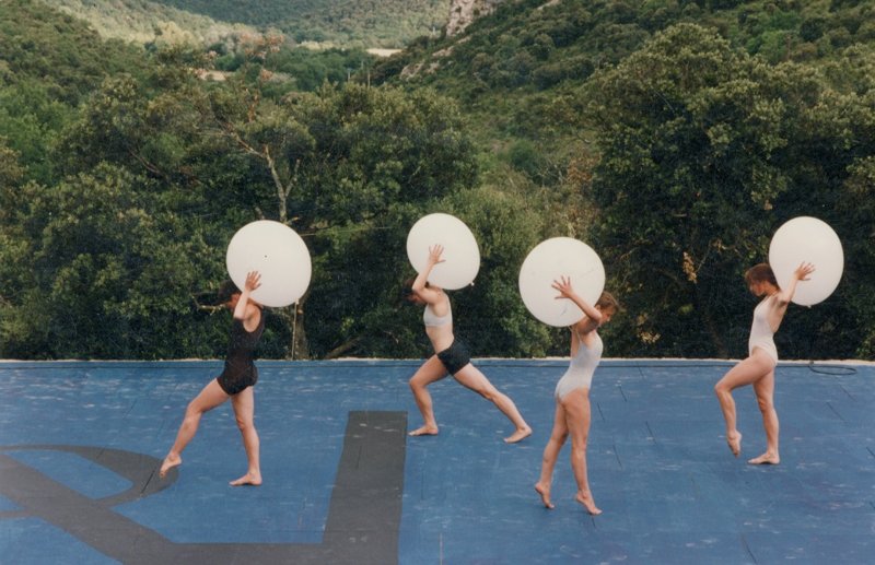 Momix rehearsing with baloons