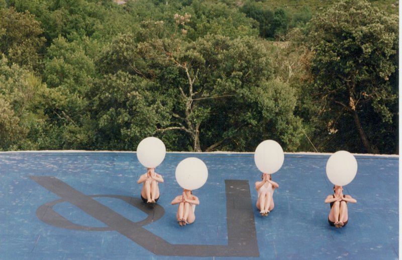 Momix rehearsing with baloons