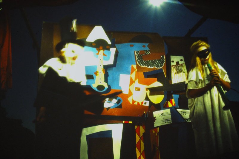 Trois musiciens illuminated by moonlight