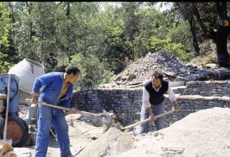 Amazigh stonemasons building the Full Moon Theatre